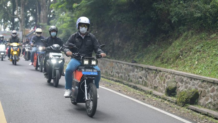 Gubernur Jabar Ridwan Kamil saat menjajal jalur Ciwidey di Kabupaten Bandung.