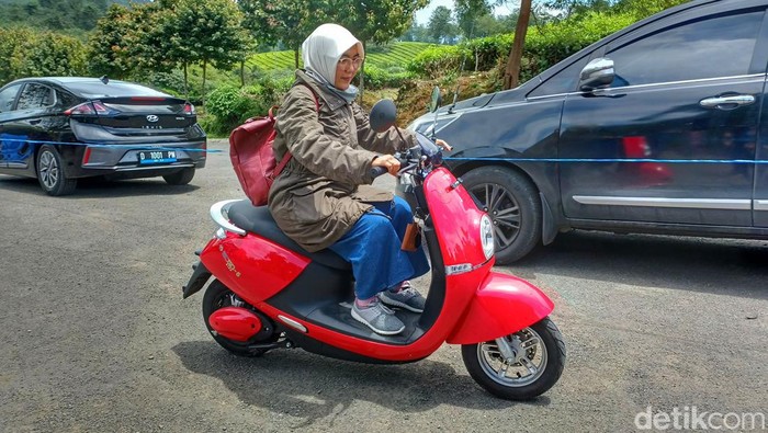 Guru SD Cimahi jajal motor listrik