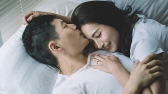 Malam Vs Pagi, Ternyata Ini Waktu Terbaik Pasutri untuk Bercinta