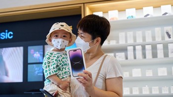 Si adek juga menyambut iPhone 14 Pro. Foto: Apple