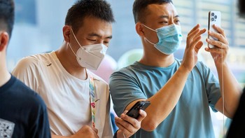 Pengunjung toko Apple bisa menjajal langsung iPhone 14.  Foto: Apple