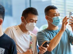 Awas Bikin Mupeng! Senyum Sumringah Apple Fanboy Sambut iPhone 14
