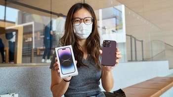 iPhone 14 Pro Deep Purple banyak dipilih. Foto: Apple