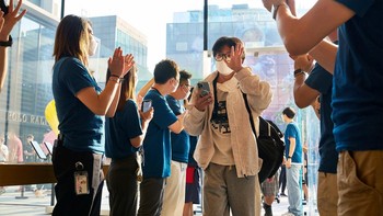 Pembeli di hari pertama disambut bak artis ternama. Foto: Apple