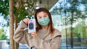 iPhone 14 Pro Deep Purple banyak diborong. Foto: Apple