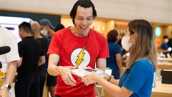 Senangnya Apple Fanboy setelah mendapatkan iPhone 14 idamannya. Foto: Apple
