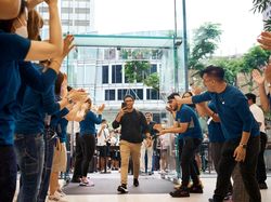 Awas Bikin Mupeng! Senyum Sumringah Apple Fanboy Sambut iPhone 14