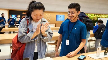 Apple fanboy terpana melihat iPhone 14 Pro idamannya. Foto: Apple