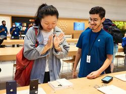 Awas Bikin Mupeng! Senyum Sumringah Apple Fanboy Sambut iPhone 14