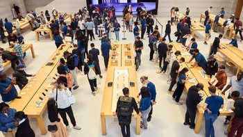 Suasana toko Apple yang dipadati pengunjung. Foto: Apple