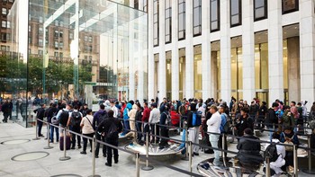 Tidak seperti tahun sebelumnya, antrean begitu ramai di depan toko Apple. Foto: Apple