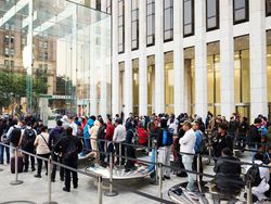 Awas Bikin Mupeng! Senyum Sumringah Apple Fanboy Sambut iPhone 14