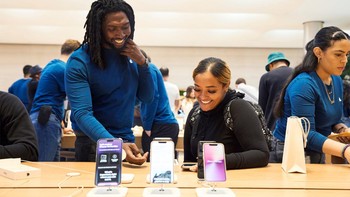 Staf Apple sigap menjelaskan fitur baru iPhone 14 series. Foto: Apple