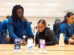 Awas Bikin Mupeng! Senyum Sumringah Apple Fanboy Sambut iPhone 14