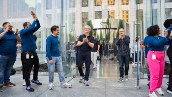CEO Apple Tim Cook menyambut para pembeli di Apple Fifth Avenue Foto: Apple