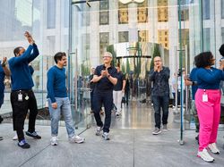 Awas Bikin Mupeng! Senyum Sumringah Apple Fanboy Sambut iPhone 14