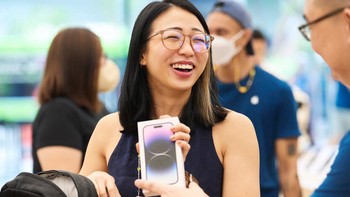 Senyum sumringah ketika Apple Fanboy menggenggam iPhone anyarnya. Foto: Apple