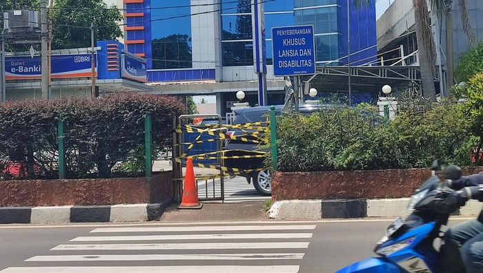 Jalur penyeberangan khusus disabilitas di Jalan Margonda Raya, Depok, ditutup