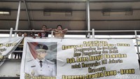 Spanduk itu berisi ucapan terima kasih warga Kampung Gembira Gembrong atas pengabdian dan bakti Anies Baswedan.