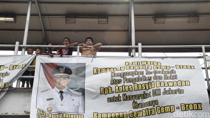 JPO Jalan Basuki Rahmat Dipenuhi Spanduk Ucapan Terima Kasih Anies Anies Baswedan akan lengser dari jabatan Gubernur DKI Jakarta pada 16 Oktober 2022 mendatang. Spanduk ucapan untuk Anies muncul di JPO Jalan Basuki Rahmat, Jakarta.