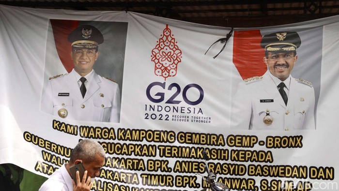 JPO Jalan Basuki Rahmat Dipenuhi Spanduk Ucapan Terima Kasih Anies Anies Baswedan akan lengser dari jabatan Gubernur DKI Jakarta pada 16 Oktober 2022 mendatang. Spanduk ucapan untuk Anies muncul di JPO Jalan Basuki Rahmat, Jakarta.
