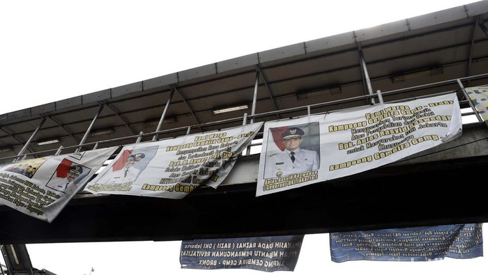 Anies Baswedan akan lengser dari jabatan Gubernur DKI Jakarta pada 16 Oktober 2022 mendatang. Spanduk ucapan untuk Anies muncul di JPO Jalan Basuki Rahmat, Jakarta.