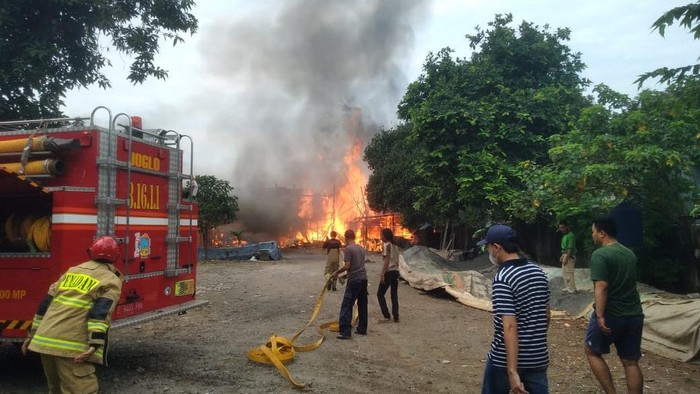 Kebakaran terjadi pada bangunan mes karyawan pabrik besi di Joglo, Jakarta Barat (Jakbar). Kebakaran diduga terjadi akibat korsleting listrik. (dok Istimewa)