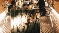 Restoran ini selalu ramai di jam makan malam. Orang-orang akan dibuat terpukau dengan desain batu gua yang cantik dan minimalis. Foto: Pool/Site