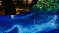 Suasana hutan dengan pemandangan laut biru di atas mejanya, tentu menambah kesan unik dan keren di restoran ini. Foto: Pool/Site