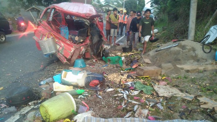 Kondisi angkot yang ringsek akibat diseruduk truk BBM di Polman