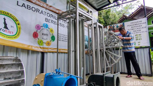 Laboratorium terpadu Pembangkit Listrik Tenaga Mikrohidro (PLTMH) di Dusun Kedungrong, Kalurahan Purwoharjo, Kapanewon Samigaluh, Kabupaten Kulon Progo, DIY, Kamis (15/9/2022).