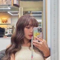 Menanggapi kritikan pedas tersebut, Lin melakukan pembuktian payudaranya asli dengan cara tak terduga. Di channel Youtube Linda, Lin meminta temannya itu untuk memegang payudaranya. Foto: dok. Instagram/@95_mizuki