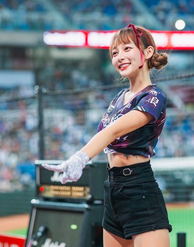 Secara tegas, pemandu sorak itu mengatakan bahwa payudaranya asli dan hasil dari gen. Foto: dok. Instagram/@95_mizuki