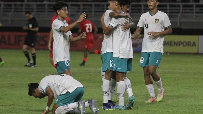 Pemain Timnas Indonesia U-20 Marselino Ferdinan (kedua kanan) melakukan selebrasi bersama rekannya usai mencetak gol ke gawang Timnas Hong Kong U-20 pada pertandingan babak kualifikasi Piala Asia U-20 2023 Grup F di Stadion Gelora Bung Tomo, Surabaya, Jawa Timur, Jumat (16/9/2022). Indonesia menang melawan Hong Kong 5-1. ANTARA FOTO/Moch Asim/rwa.