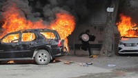 Dua buah mobil dibara dalam demo di Port-au-Prince, Haiti, 14 September 2022 lalu.