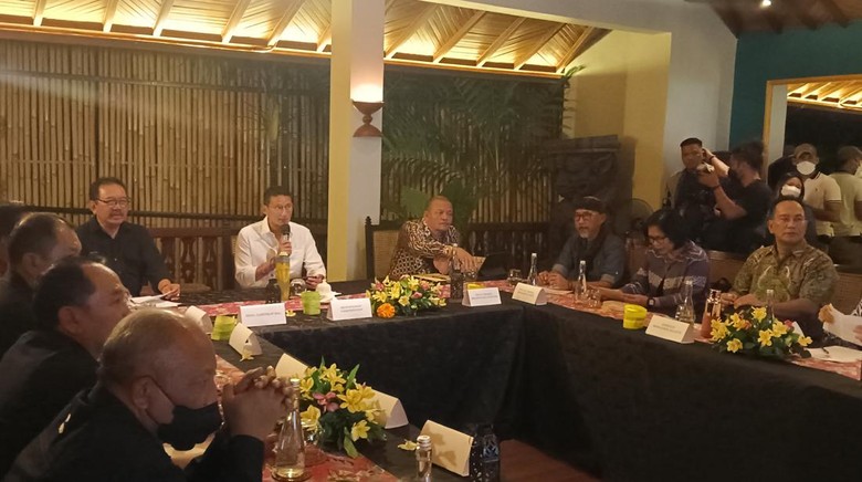 Menparekraf Sandiaga Uno bertemu dengan Bendesa Adat Canggu, Perbekel Canggu, Dinas Pariwisata Bali dan Badung, Satpol PP, serta pengelola bar maupun restoran di Canggu, Jumat (16/9/2022).