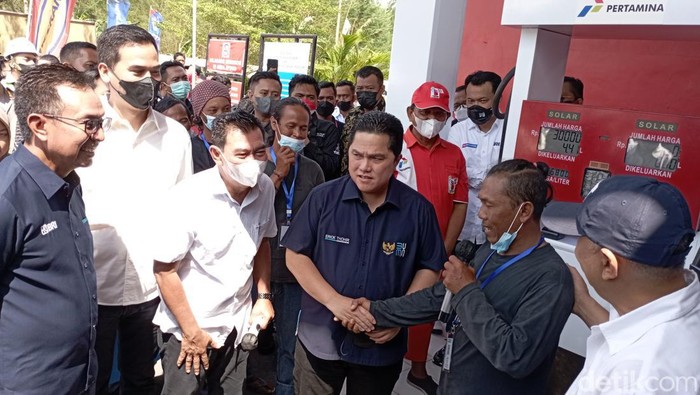 Menteri BUMN Erick Thohir saat launching pilot project penerapan program Solar untuk Koperasi Nelayan (SOLUSI) di SPBU Nelayan Pelabuhan Perikanan Samudra (PPS) Cilacap, Sabtu (17/9/2022).