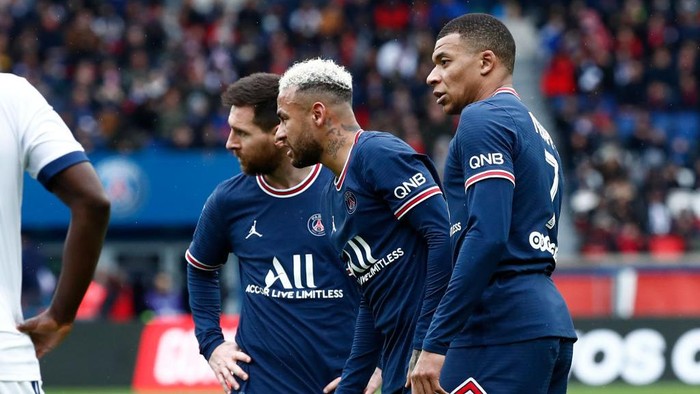 PARIS, FRANCE - MARCH 13: Lionel Messi #30, Neymar Jr #10 and Kylian Mbappe #7 of Paris Saint-Germain look on during the Ligue 1 Uber Eats match between Paris Saint-Germain and Girondins de Bordeaux at Parc des Princes on March 13, 2022 in Paris, France. (Photo by Catherine Steenkeste/Getty Images)