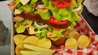 Dengan perpaduan warna yang menarik, kue manis berbentuk sandwich ini terlihat sangat mirip dengan sandwich asli. Foto: Pool/Site
