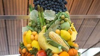 Dilihat dari jauh, kue yang satu ini terlihat seperti rangkaian sayuran dan buah-buahan yang disusun dengan cantik. Padahal ini semua terbuat dari kue manis. Keren! Foto: Pool/Site