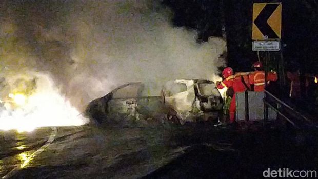 Mobil terbakar di tanjakan Sedeng, Pacitan
