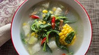 Sayur menir bayam ini dibuat dengan campuran beras yang digiling halus. Kuahnya terasa gurih menyegarkan. Paduannya ada labu siam dan jagung manis. Intip resep sayur menir bayam di sini. Foto: detikfood