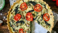 Seperti menu di kafe, kamu bisa bikin sendiri quiche bayam dan jamur. Rasanya gurih dan teksturnya juga lembut sehingga cocok dilahap anak-anak. Tambahan keju parut bikin rasanya istimewa. Ini dia resepnya. Foto: Sherliana Juliani