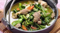 Kangkung hotplate disajikan di wajan panas berdesis. Aromanya menggoda selera, pun untuk rasanya. Bikin sendiri pakai resep ini. Foto: iStock 