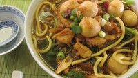 Satu lagi resep kangkung yang unik dan bisa dicoba di rumah. Mie kangkung yang kuahnya manis gurih ini pasti disukai seluruh anggota keluarga. Bahannya ada kangkung, tauge, dan telur puyuh. Lihat resep lengkapnya di sini. Foto: iStock 