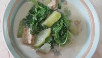 Sederhana tapi nikmat, inilah sayur bobor bayam dengan paduan labu siam dan tempe. Sayur berkuah santan encer ini paling enak dimakan dengan nasi hangat dan sambal terasi. Ini dia resepnya. Foto: detikfood