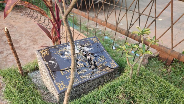 Nisan makam di TPU Kamboja Depok rusak (Rizky/detikcom)