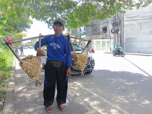 Pak Untung pedagang kacang keliling rela jalan kaki Ubung - Tuban demi sesuap nasi