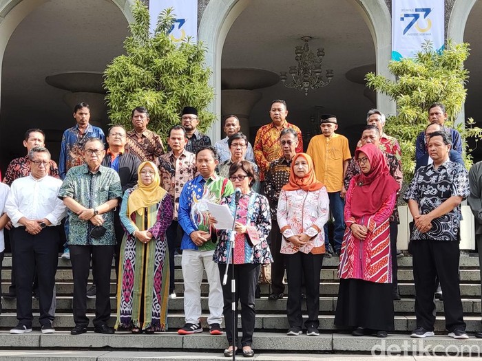 Para rektor menyatakan seruan moral yang diberi judul Pemilu Berkualitas dan Demokrasi Bermartabat, di Balairung UGM, Sabtu (17/9/2022).