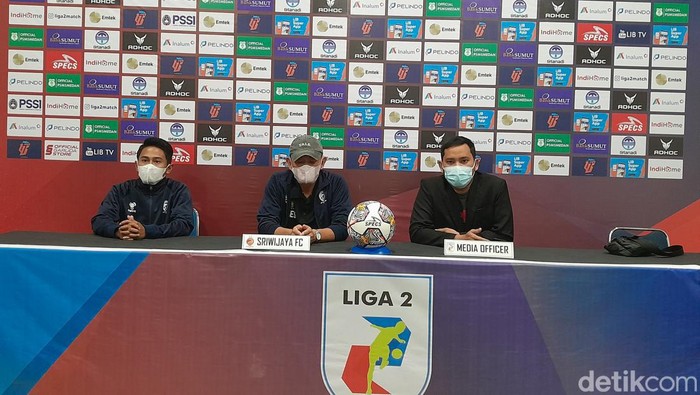 Pelatih Sriwijaya FC Lestiadi saat memberikan keterangan jelang laga melawan PSMS Medan. (Nizar Aldi/detikSumut)